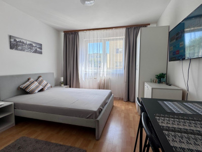 Garsoniera Coresi Piata Tractorul